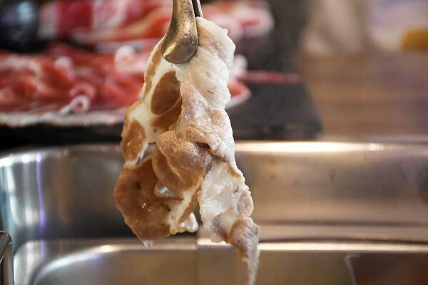 熊熊泡溫泉？高雄必訪鍋物【圓砌升降鍋物－自由店】超有特色的升降火鍋＋自助吧吃到飽～還能玩真人娃娃機※