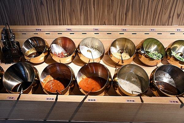 熊熊泡溫泉？高雄必訪鍋物【圓砌升降鍋物－自由店】超有特色的升降火鍋＋自助吧吃到飽～還能玩真人娃娃機※