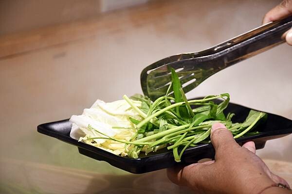 熊熊泡溫泉？高雄必訪鍋物【圓砌升降鍋物－自由店】超有特色的升降火鍋＋自助吧吃到飽～還能玩真人娃娃機※