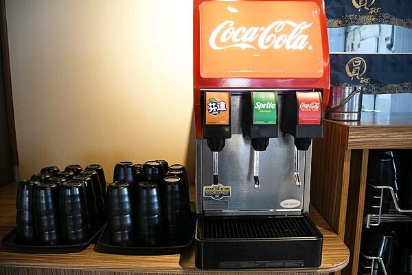 熊熊泡溫泉？高雄必訪鍋物【圓砌升降鍋物－自由店】超有特色的升降火鍋＋自助吧吃到飽～還能玩真人娃娃機※