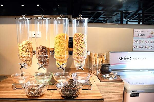 熊熊泡溫泉？高雄必訪鍋物【圓砌升降鍋物－自由店】超有特色的升降火鍋＋自助吧吃到飽～還能玩真人娃娃機※