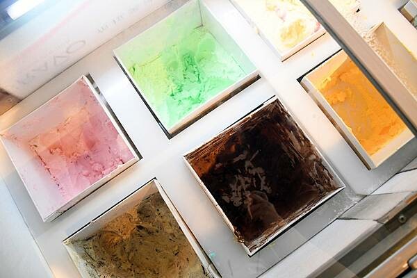 熊熊泡溫泉？高雄必訪鍋物【圓砌升降鍋物－自由店】超有特色的升降火鍋＋自助吧吃到飽～還能玩真人娃娃機※