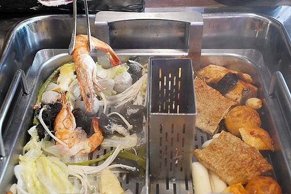 熊熊泡溫泉？高雄必訪鍋物【圓砌升降鍋物－自由店】超有特色的升降火鍋＋自助吧吃到飽～還能玩真人娃娃機※