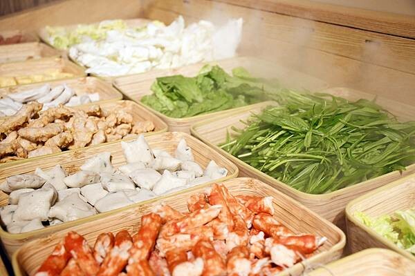 熊熊泡溫泉？高雄必訪鍋物【圓砌升降鍋物－自由店】超有特色的升降火鍋＋自助吧吃到飽～還能玩真人娃娃機※