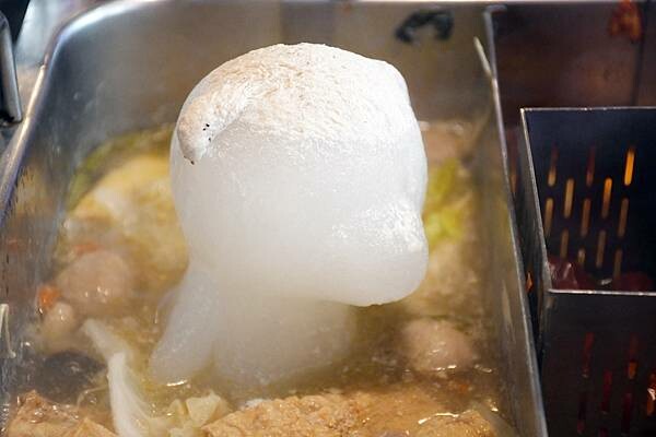 熊熊泡溫泉？高雄必訪鍋物【圓砌升降鍋物－自由店】超有特色的升降火鍋＋自助吧吃到飽～還能玩真人娃娃機※