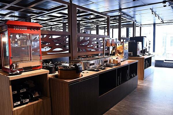 熊熊泡溫泉？高雄必訪鍋物【圓砌升降鍋物－自由店】超有特色的升降火鍋＋自助吧吃到飽～還能玩真人娃娃機※