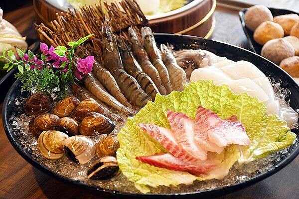 熊熊泡溫泉？高雄必訪鍋物【圓砌升降鍋物－自由店】超有特色的升降火鍋＋自助吧吃到飽～還能玩真人娃娃機※