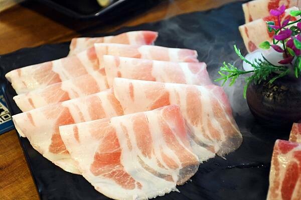 熊熊泡溫泉？高雄必訪鍋物【圓砌升降鍋物－自由店】超有特色的升降火鍋＋自助吧吃到飽～還能玩真人娃娃機※