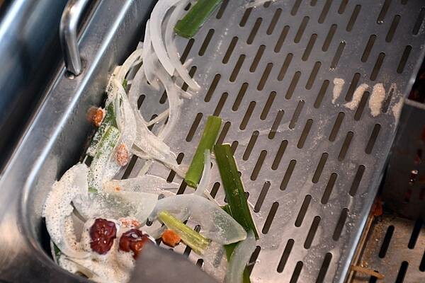 熊熊泡溫泉？高雄必訪鍋物【圓砌升降鍋物－自由店】超有特色的升降火鍋＋自助吧吃到飽～還能玩真人娃娃機※