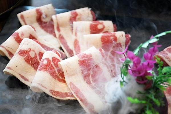 熊熊泡溫泉？高雄必訪鍋物【圓砌升降鍋物－自由店】超有特色的升降火鍋＋自助吧吃到飽～還能玩真人娃娃機※