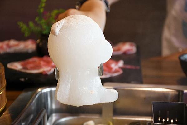 熊熊泡溫泉？高雄必訪鍋物【圓砌升降鍋物－自由店】超有特色的升降火鍋＋自助吧吃到飽～還能玩真人娃娃機※