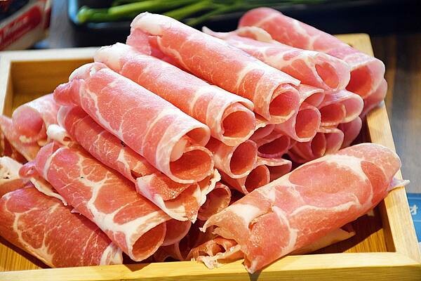 熊熊泡溫泉？高雄必訪鍋物【圓砌升降鍋物－自由店】超有特色的升降火鍋＋自助吧吃到飽～還能玩真人娃娃機※