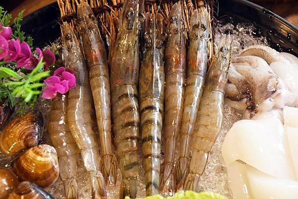 熊熊泡溫泉？高雄必訪鍋物【圓砌升降鍋物－自由店】超有特色的升降火鍋＋自助吧吃到飽～還能玩真人娃娃機※