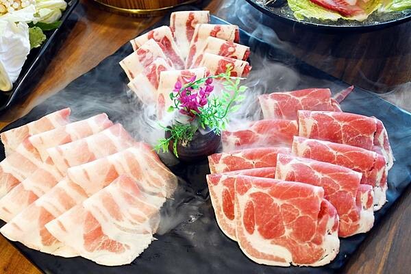 熊熊泡溫泉？高雄必訪鍋物【圓砌升降鍋物－自由店】超有特色的升降火鍋＋自助吧吃到飽～還能玩真人娃娃機※