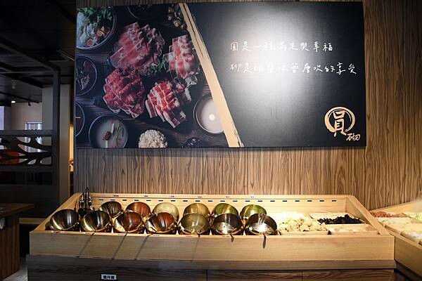 熊熊泡溫泉？高雄必訪鍋物【圓砌升降鍋物－自由店】超有特色的升降火鍋＋自助吧吃到飽～還能玩真人娃娃機※