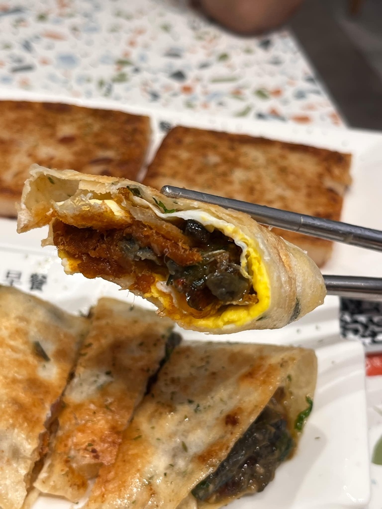 壹樓早餐縣府店,必吃脆皮蛋餅與炒泡麵,環境好餐點多樣!