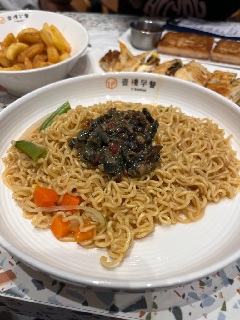 壹樓早餐縣府店,必吃脆皮蛋餅與炒泡麵,環境好餐點多樣!