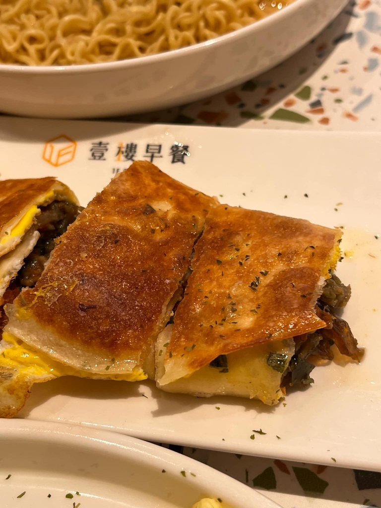 壹樓早餐縣府店,必吃脆皮蛋餅與炒泡麵,環境好餐點多樣!