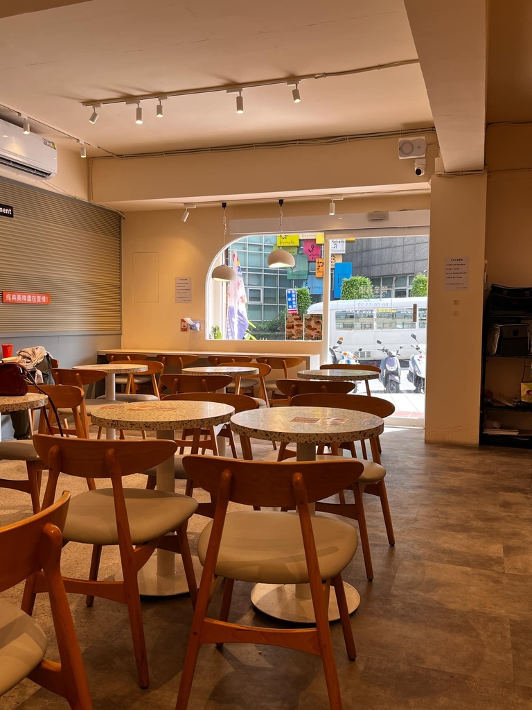 壹樓早餐縣府店,必吃脆皮蛋餅與炒泡麵,環境好餐點多樣!