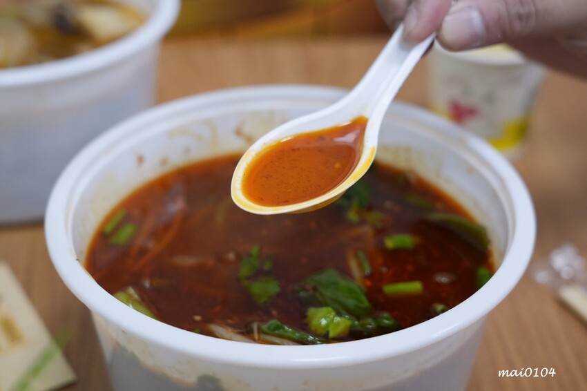 吸粉堂過橋米粉中壢外帶店~中壢正宗酸辣粉、螺獅粉推薦,份量十足外帶外送皆可,現場提供菊花茶可飲用