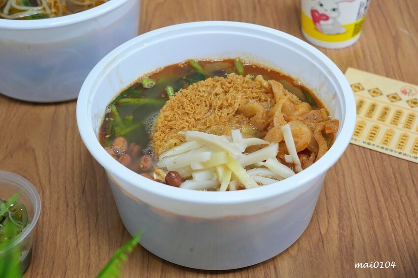 吸粉堂過橋米粉中壢外帶店~中壢正宗酸辣粉、螺獅粉推薦,份量十足外帶外送皆可,現場提供菊花茶可飲用
