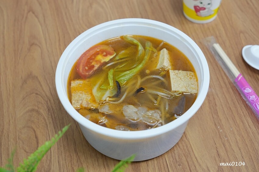 吸粉堂過橋米粉中壢外帶店~中壢正宗酸辣粉、螺獅粉推薦,份量十足外帶外送皆可,現場提供菊花茶可飲用