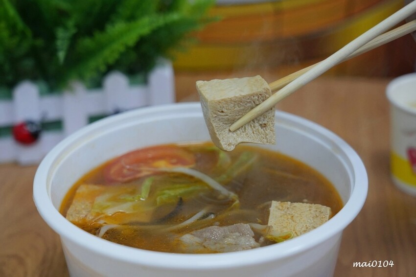 吸粉堂過橋米粉中壢外帶店~中壢正宗酸辣粉、螺獅粉推薦,份量十足外帶外送皆可,現場提供菊花茶可飲用