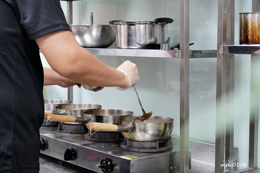 吸粉堂過橋米粉中壢外帶店~中壢正宗酸辣粉、螺獅粉推薦,份量十足外帶外送皆可,現場提供菊花茶可飲用