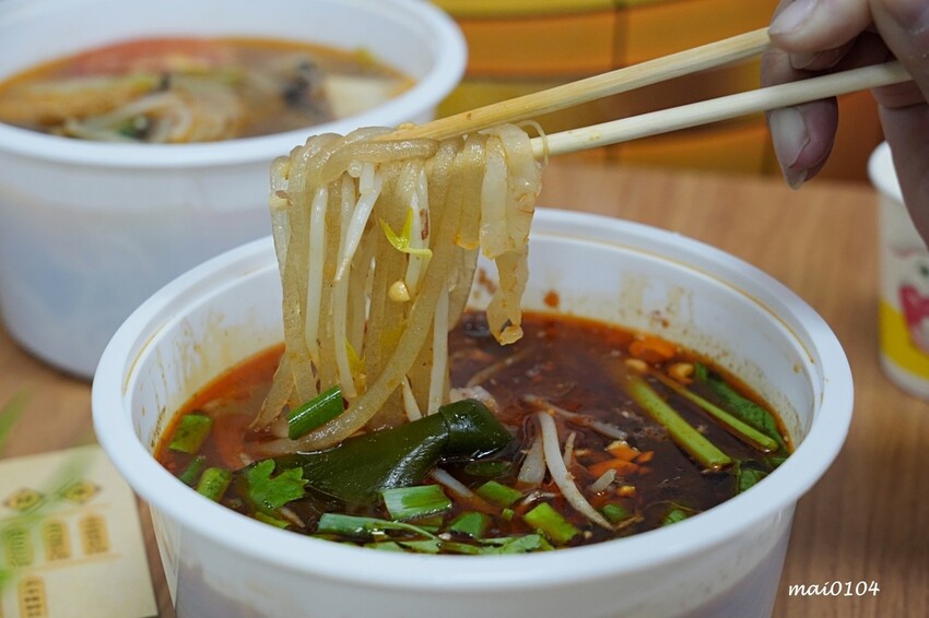 吸粉堂過橋米粉中壢外帶店~中壢正宗酸辣粉、螺獅粉推薦,份量十足外帶外送皆可,現場提供菊花茶可飲用