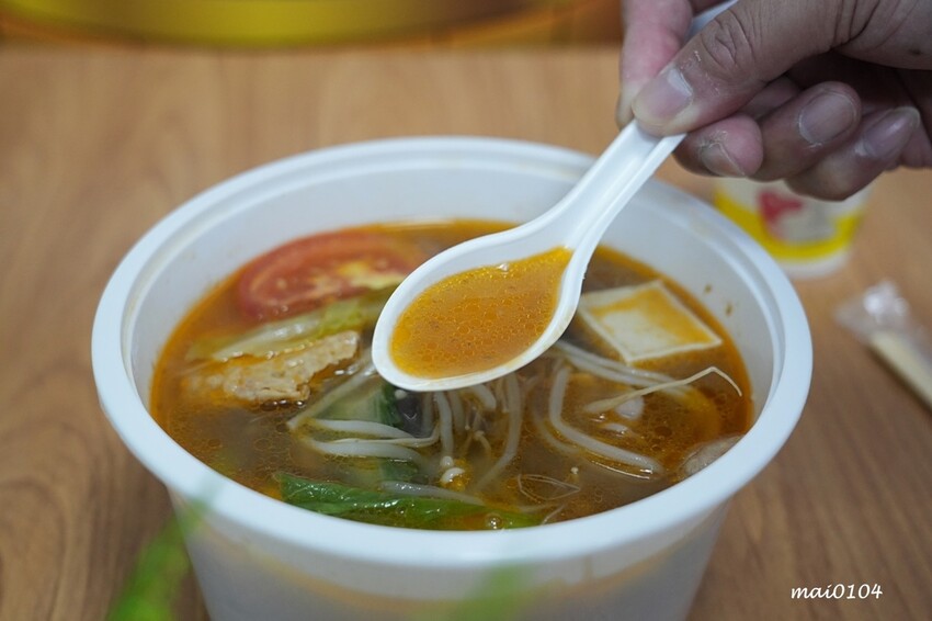 吸粉堂過橋米粉中壢外帶店~中壢正宗酸辣粉、螺獅粉推薦,份量十足外帶外送皆可,現場提供菊花茶可飲用