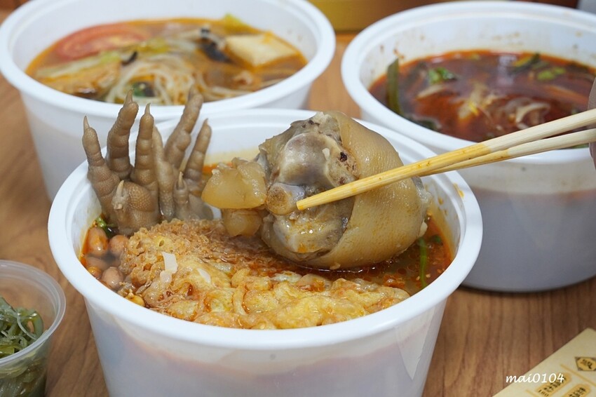 吸粉堂過橋米粉中壢外帶店~中壢正宗酸辣粉、螺獅粉推薦,份量十足外帶外送皆可,現場提供菊花茶可飲用