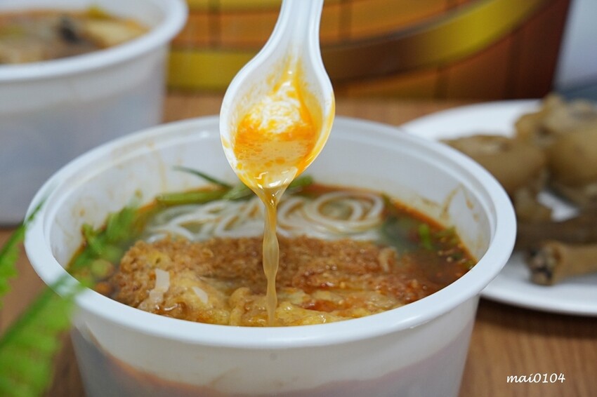 吸粉堂過橋米粉中壢外帶店~中壢正宗酸辣粉、螺獅粉推薦,份量十足外帶外送皆可,現場提供菊花茶可飲用