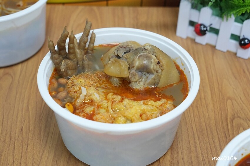 吸粉堂過橋米粉中壢外帶店~中壢正宗酸辣粉、螺獅粉推薦,份量十足外帶外送皆可,現場提供菊花茶可飲用