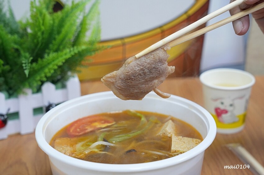 吸粉堂過橋米粉中壢外帶店~中壢正宗酸辣粉、螺獅粉推薦,份量十足外帶外送皆可,現場提供菊花茶可飲用