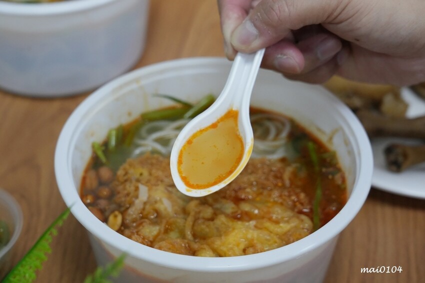 吸粉堂過橋米粉中壢外帶店~中壢正宗酸辣粉、螺獅粉推薦,份量十足外帶外送皆可,現場提供菊花茶可飲用