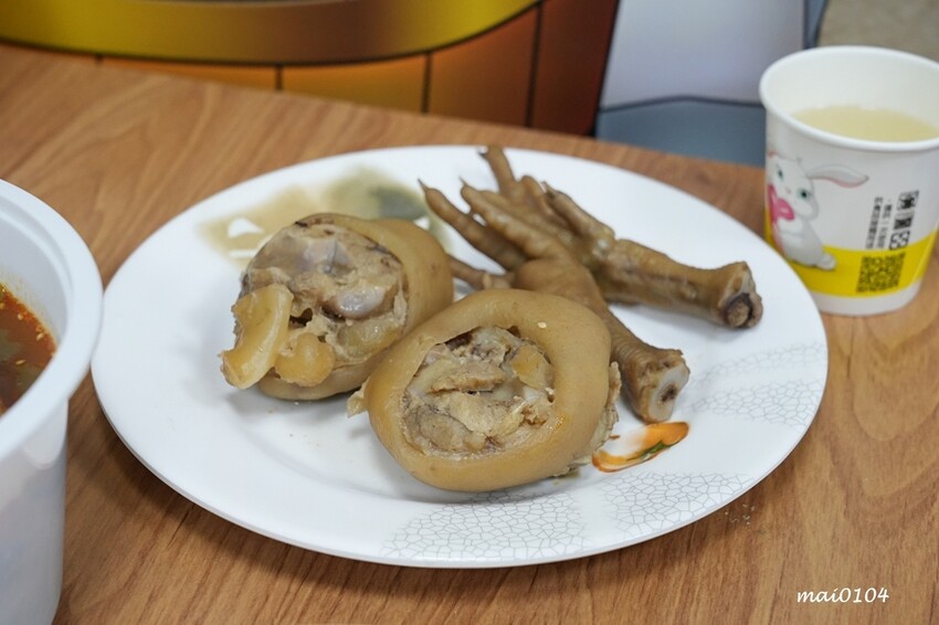 吸粉堂過橋米粉中壢外帶店~中壢正宗酸辣粉、螺獅粉推薦,份量十足外帶外送皆可,現場提供菊花茶可飲用