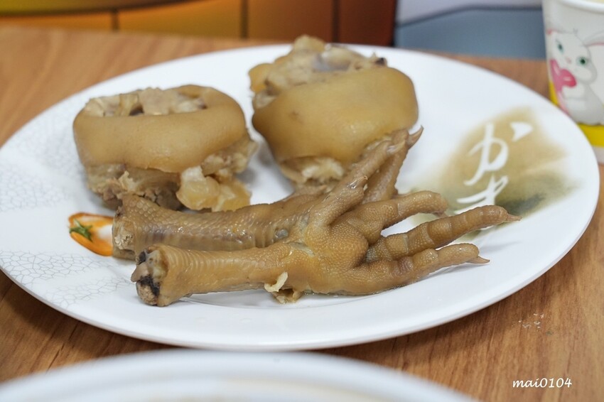 吸粉堂過橋米粉中壢外帶店~中壢正宗酸辣粉、螺獅粉推薦,份量十足外帶外送皆可,現場提供菊花茶可飲用