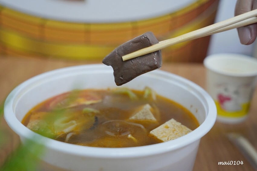 吸粉堂過橋米粉中壢外帶店~中壢正宗酸辣粉、螺獅粉推薦,份量十足外帶外送皆可,現場提供菊花茶可飲用