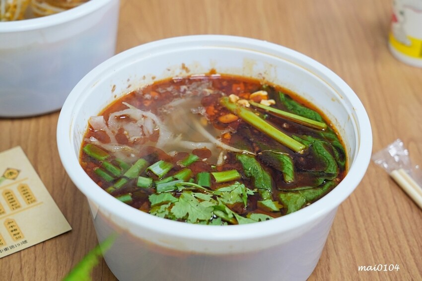 吸粉堂過橋米粉中壢外帶店~中壢正宗酸辣粉、螺獅粉推薦,份量十足外帶外送皆可,現場提供菊花茶可飲用