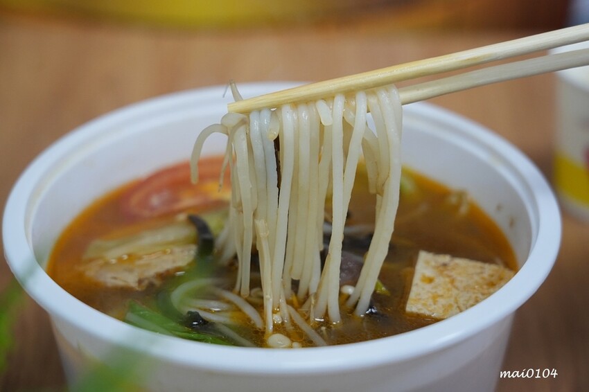 吸粉堂過橋米粉中壢外帶店~中壢正宗酸辣粉、螺獅粉推薦,份量十足外帶外送皆可,現場提供菊花茶可飲用