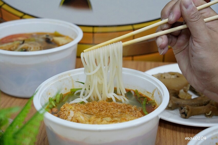 吸粉堂過橋米粉中壢外帶店~中壢正宗酸辣粉、螺獅粉推薦,份量十足外帶外送皆可,現場提供菊花茶可飲用