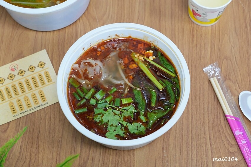 吸粉堂過橋米粉中壢外帶店~中壢正宗酸辣粉、螺獅粉推薦,份量十足外帶外送皆可,現場提供菊花茶可飲用