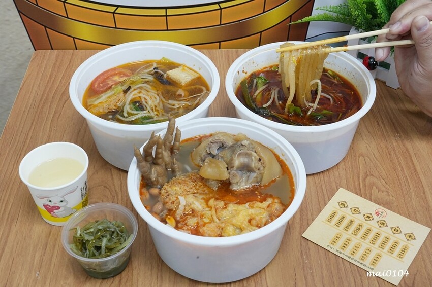 吸粉堂過橋米粉中壢外帶店~中壢正宗酸辣粉、螺獅粉推薦,份量十足外帶外送皆可,現場提供菊花茶可飲用