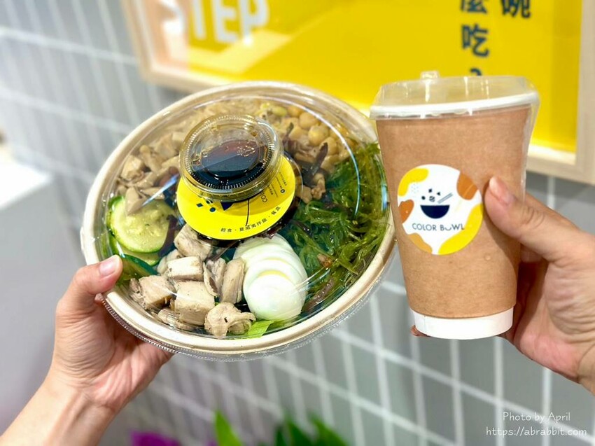 中國醫附近新開的彩碗-五義店，生意超好要排隊！