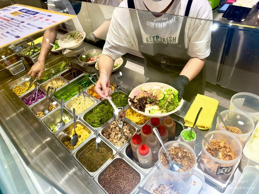 中國醫附近新開的彩碗-五義店，生意超好要排隊！