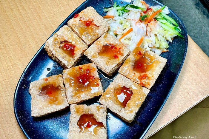 中國醫附近新開的彩碗-五義店，生意超好要排隊！