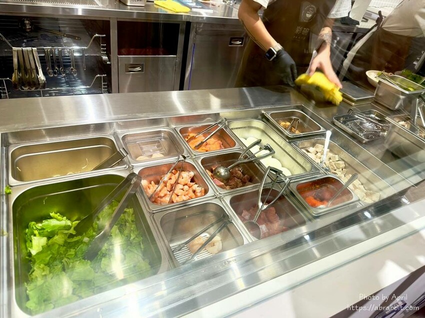 中國醫附近新開的彩碗-五義店，生意超好要排隊！