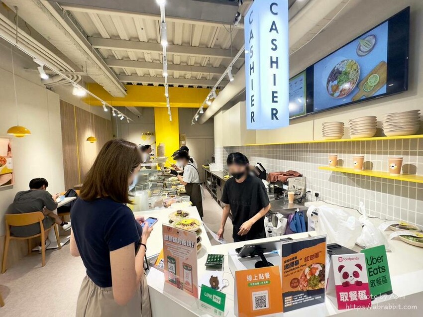 中國醫附近新開的彩碗-五義店，生意超好要排隊！