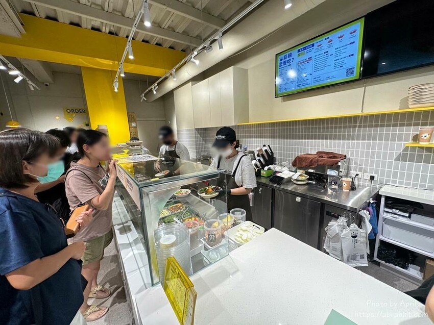 中國醫附近新開的彩碗-五義店，生意超好要排隊！