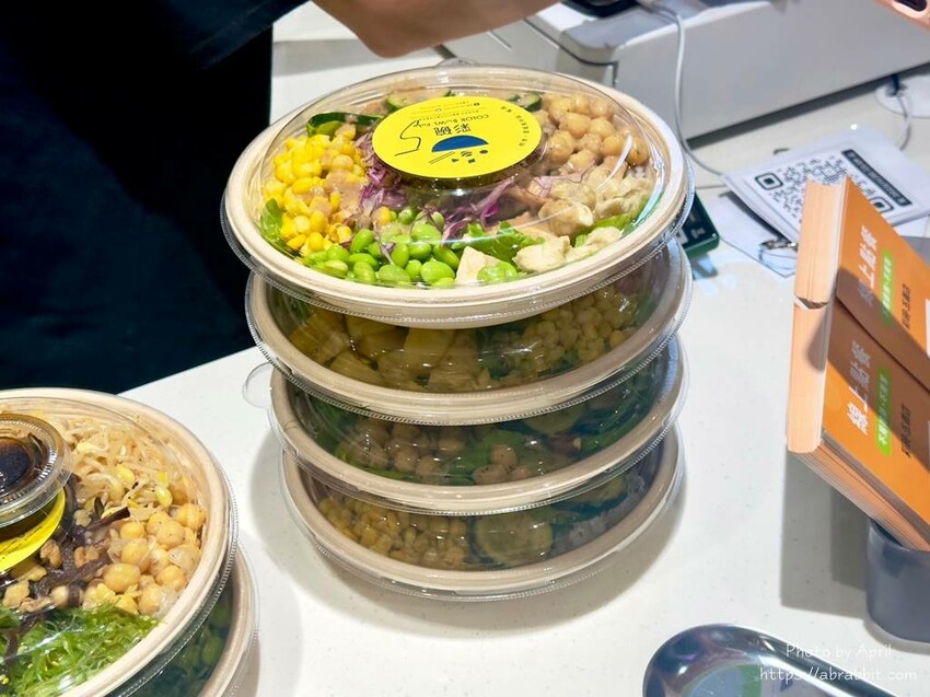 中國醫附近新開的彩碗-五義店，生意超好要排隊！